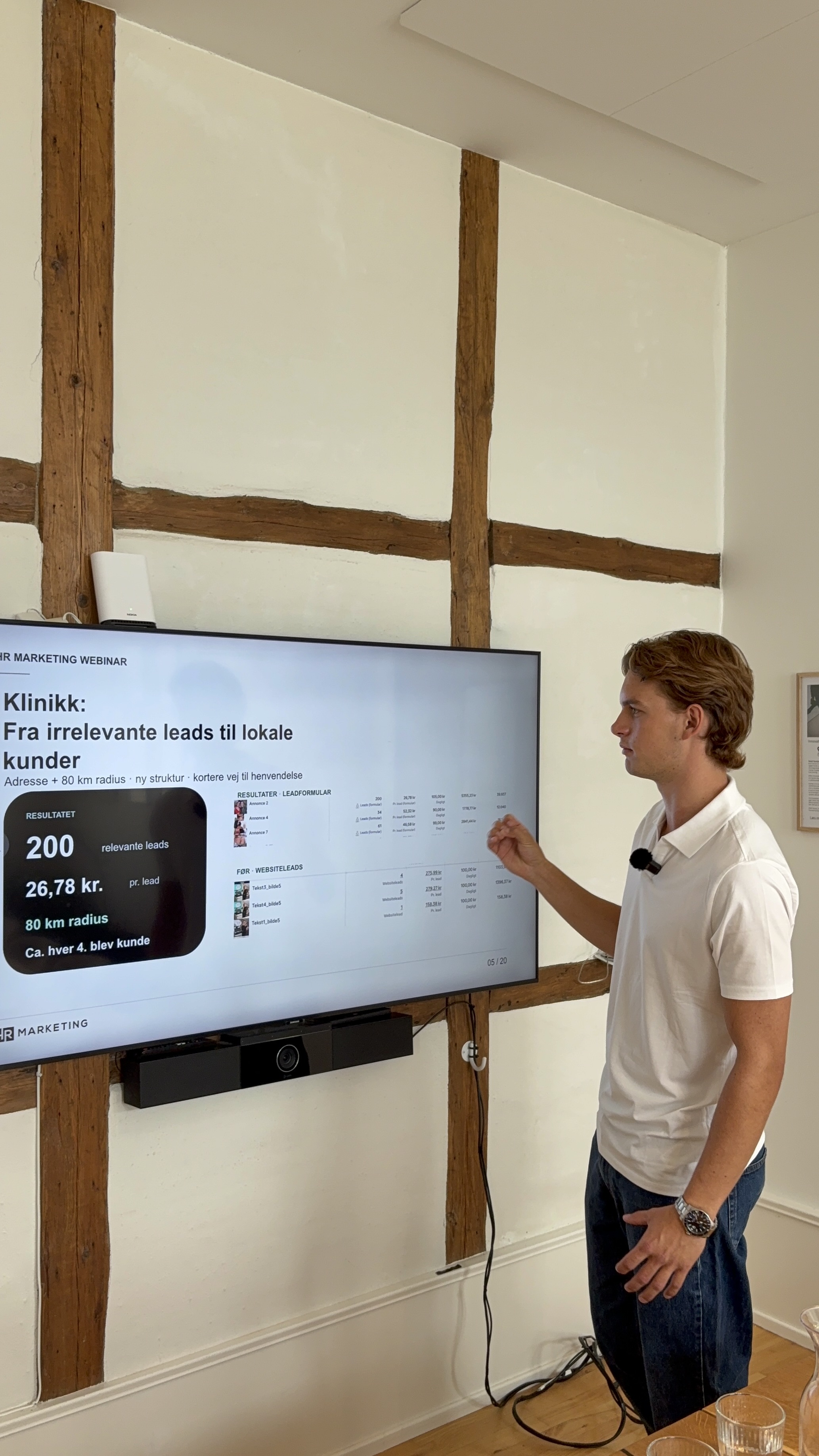 Malthe gennemgår resultater for en klinik på webinaret